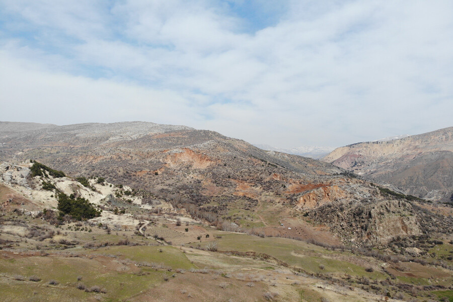 Adıyaman'da deprem dağları yerinden oynattı: Kopan kaya parçaları heyelana neden oldu Adıyaman'da deprem dağları yerinden oynattı: Kopan kaya parçaları heyelana neden oldu