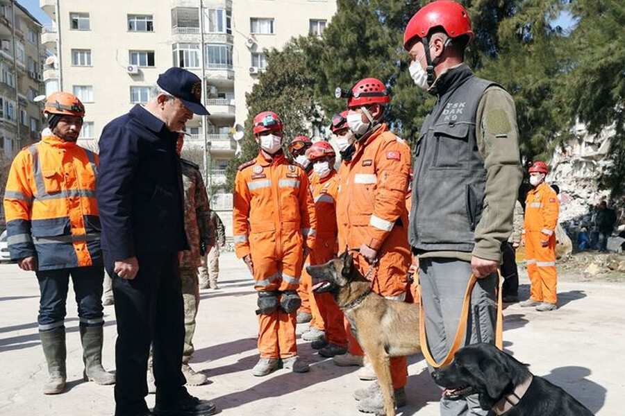 Mehmetçik, 326 kişiyi enkazdan sağ kurtardı! Bakan Akar'dan tebrik ziyareti - 1. Resim
