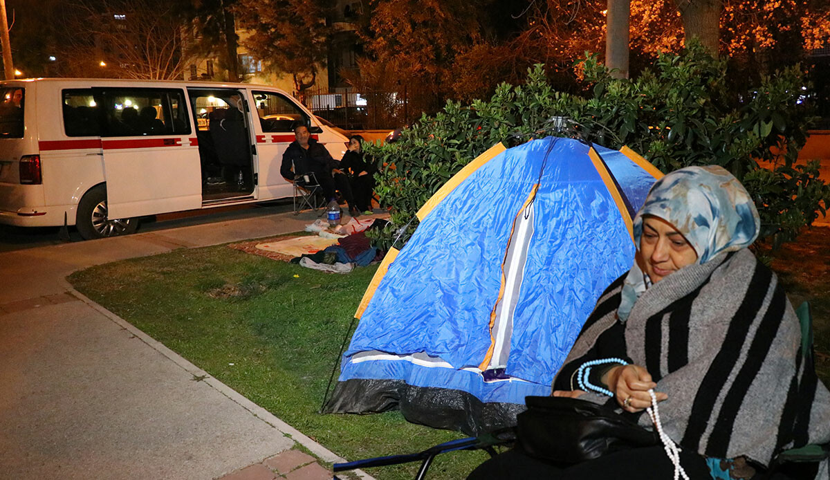 Parklar doldu… İzmir 4.1 ile sallandı: Vatandaş kendini sokağa attı