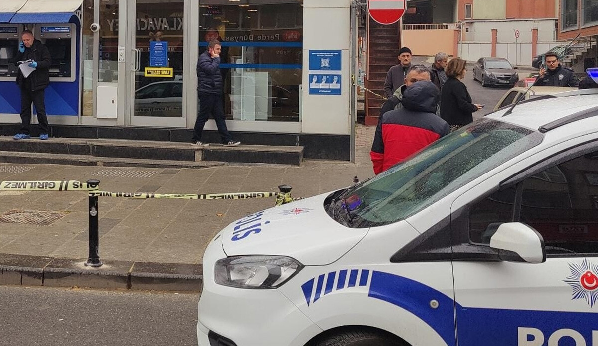 İstanbul'da oyuncak silahla banka soygunu: Müşteri olan sivil polis yakaladı İstanbul'da oyuncak silahla banka soygunu: Müşteri olan sivil polis yakaladı