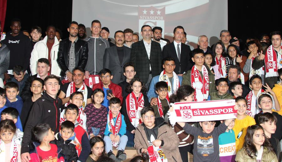 Sivasspor Teknik Direktörü Rıza Çalımbay ve futbolcular depremzede çocuklarla buluştu Sivasspor Teknik Direktörü Rıza Çalımbay ve futbolcular depremzede çocuklarla buluştu