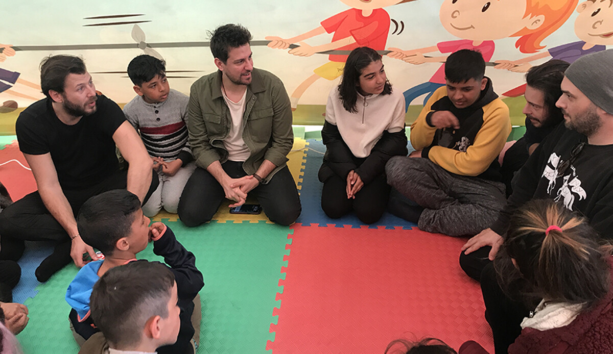 Ünlülerden depremzedelere moral ziyareti