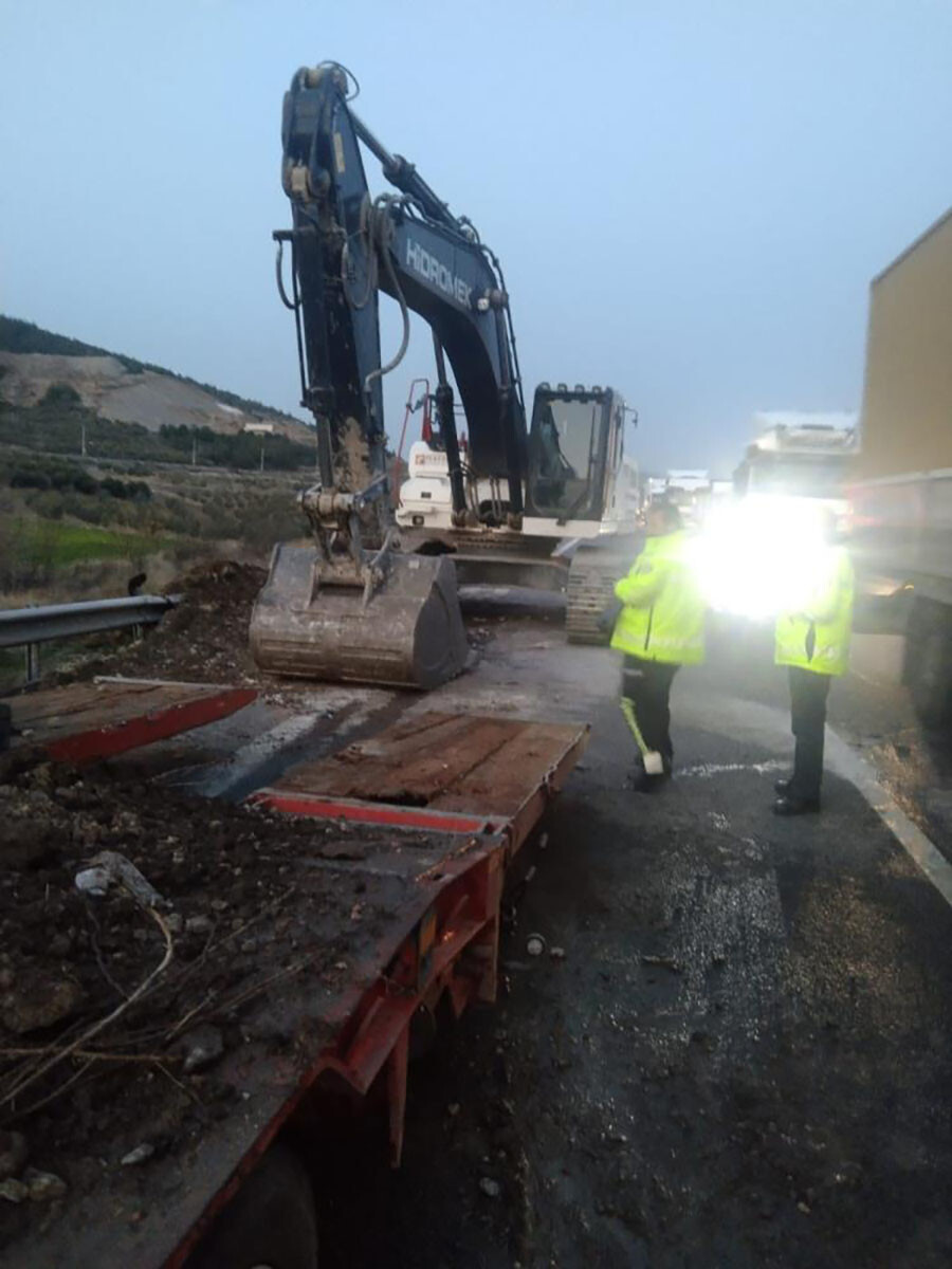 Osmaniye'de deprem bölgesine iş makinası taşıyan tır yandı