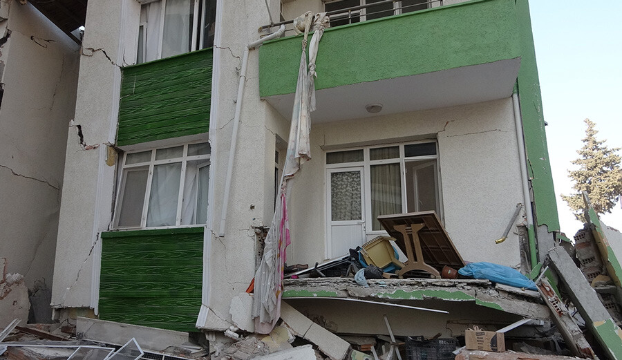İki kat dibe çöken apartmanın zemin katından inanılmaz kurtuluş: Perde ve çarşafla hayata tutundu İki kat dibe çöken apartmanın zemin katından inanılmaz kurtuluş: Perde ve çarşafla hayata tutundu