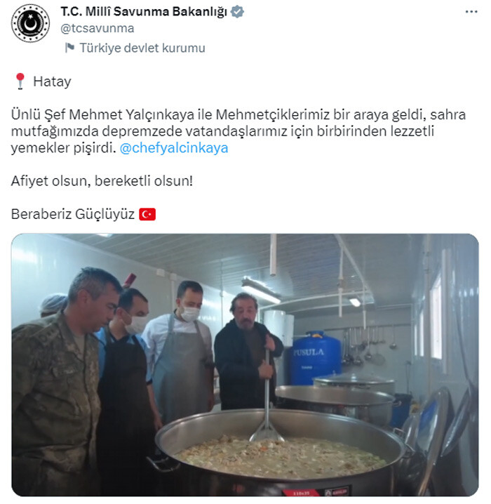 MSB’nin sahra mutfağına ziyaret: Şef Mehmet Yalçınkaya askerlerle yemek pişirdi MSB’nin sahra mutfağına ziyaret: Şef Mehmet Yalçınkaya askerlerle yemek pişirdi