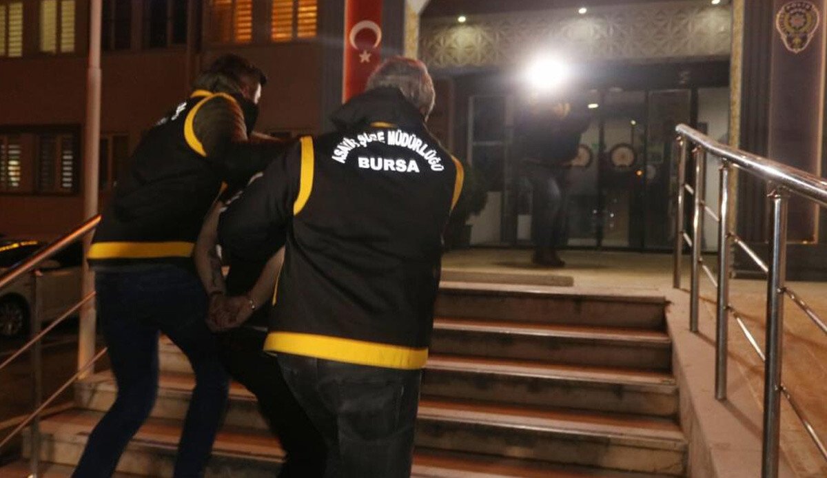 Bursa’da kan donduran vahşet! İki kişiyi öldürdü birisinin cesediyle 200 kilometre yolculuk yaptı Bursa’da kan donduran vahşet! İki kişiyi öldürdü birisinin cesediyle 200 kilometre yolculuk yaptı