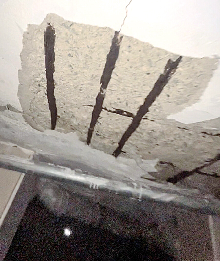 Yüzlerce öğrenci tedirgin: Okuldaki çatlağı sıvayla kapadılar