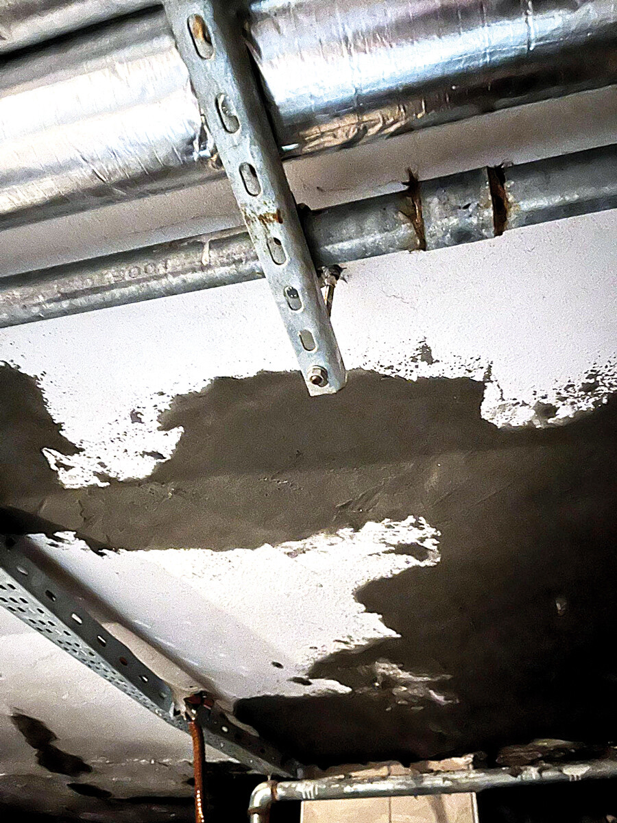 Yüzlerce öğrenci tedirgin: Okuldaki çatlağı sıvayla kapadılar