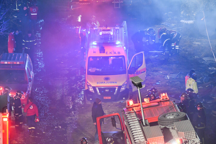 Yunanistan'da iki tren kafa kafaya çarpıştı: Onlarca ölü var