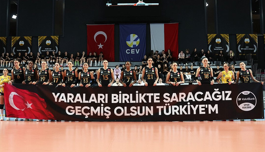 Zehra Güneş depremde hayatını kaybeden voleybolcu Ceren Topal’ın ismini formasında taşıdı