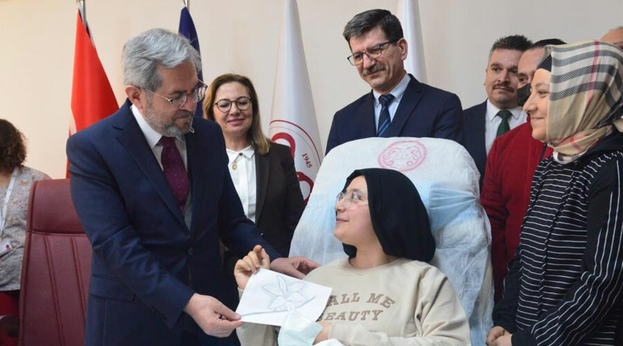 Enkazdan 248 saat sonra çıkartılarak umut olmuştu… Aleyna Ölmez alkışlarla taburcu edildi