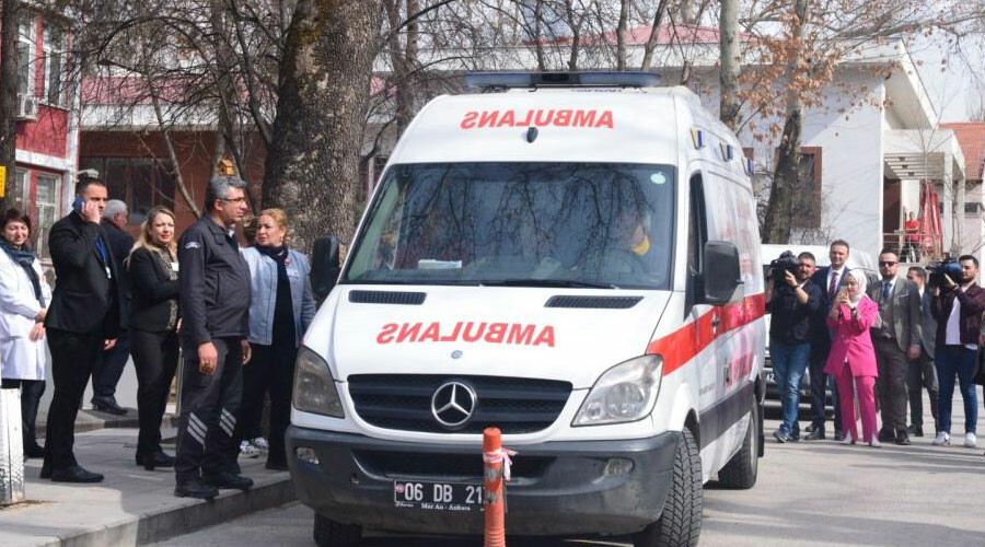 Enkazdan 248 saat sonra çıkartılarak umut olmuştu… Aleyna Ölmez alkışlarla taburcu edildi