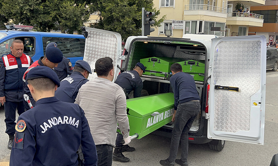 Alanya'dan kahreden haber: Depremden kaçtılar, kazada öldüler Alanya'dan kahreden haber: Depremden kaçtılar, kazada öldüler