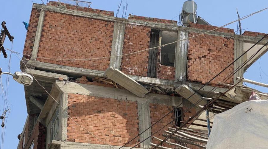 Deprem sonrası ilginç manzara: Üçüncü kat yıkıldı, dördüncü kat yerinde döndü Deprem sonrası ilginç manzara: Üçüncü kat yıkıldı, dördüncü kat yerinde döndü