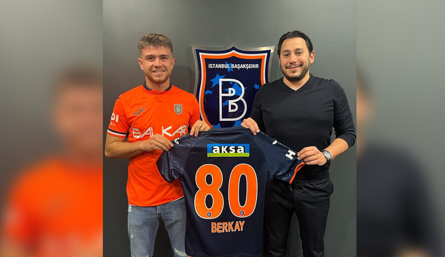 Nazilli Belediyespor'da keşfedilen Berkay Aydoğmuş Medipol Başakşehir'e 4.5 yıllık imza attı Nazilli Belediyespor'da keşfedilen Berkay Aydoğmuş Medipol Başakşehir'e 4.5 yıllık imza attı