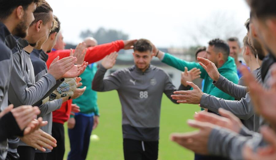 Nazilli Belediyespor'da keşfedilen Berkay Aydoğmuş Medipol Başakşehir'e 4.5 yıllık imza attı Nazilli Belediyespor'da keşfedilen Berkay Aydoğmuş Medipol Başakşehir'e 4.5 yıllık imza attı