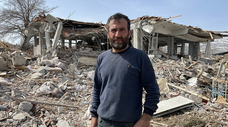 Kepçeci Ali'ydi ‘Yetiş Ali’ oldu: Yıkılan evini unuttu mahallenin yardımına koştu Kepçeci Ali'ydi ‘Yetiş Ali’ oldu: Yıkılan evini unuttu mahallenin yardımına koştu