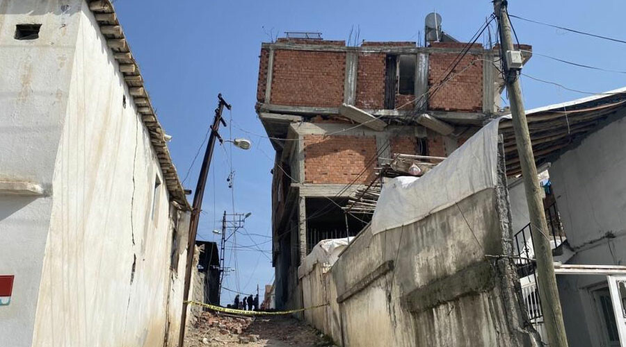 Deprem sonrası ilginç manzara: Üçüncü kat yıkıldı, dördüncü kat yerinde döndü Deprem sonrası ilginç manzara: Üçüncü kat yıkıldı, dördüncü kat yerinde döndü