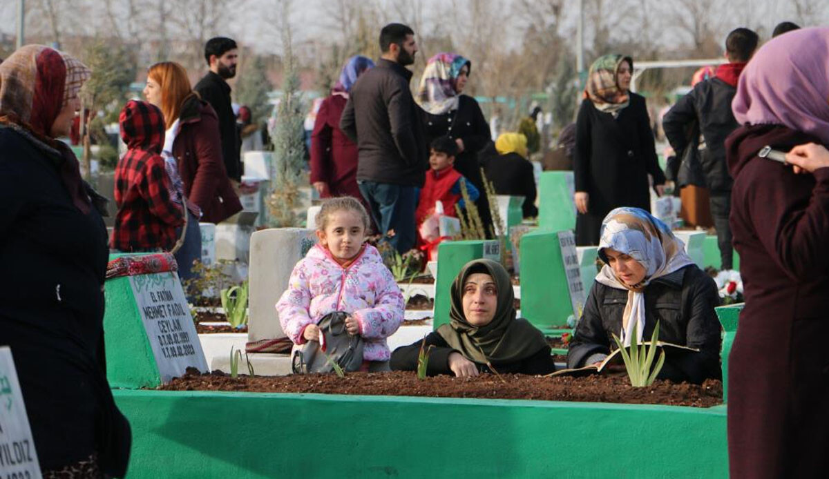 Deprem şehitlerinin mezarları gözyaşlarıyla sulanıyor