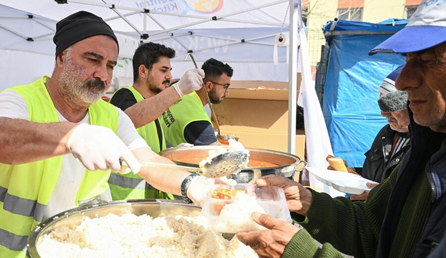 Erdal Bakkal rolüyle tanınan Cengiz Bozkurt deprem bölgesinde: Yaraları sarmaya çalışıyoruz Erdal Bakkal rolüyle tanınan Cengiz Bozkurt deprem bölgesinde: Yaraları sarmaya çalışıyoruz