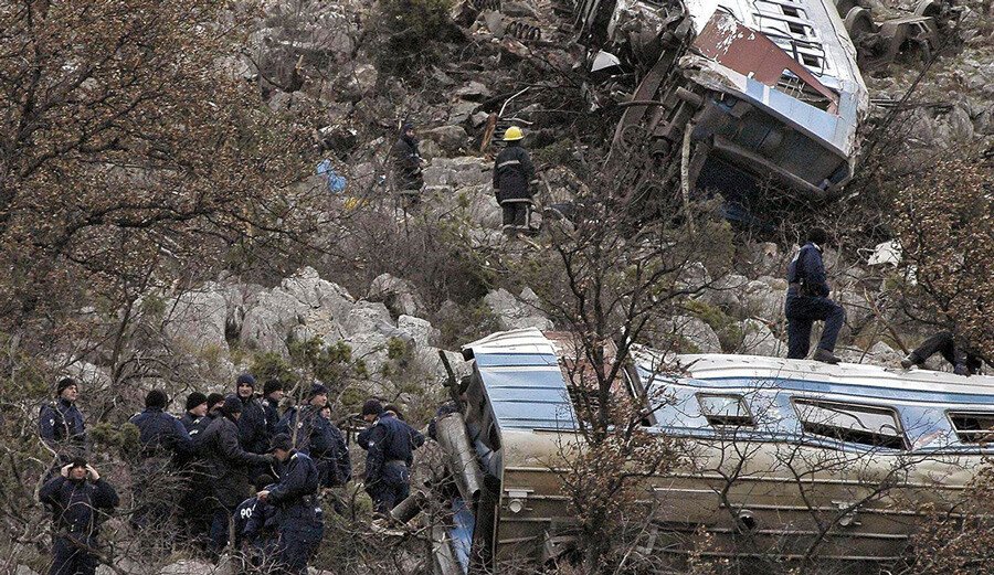 Yunanistan'ı sarsan tren kazasının sebebini Miçotakis açıkladı: Trajik bir insan hatası