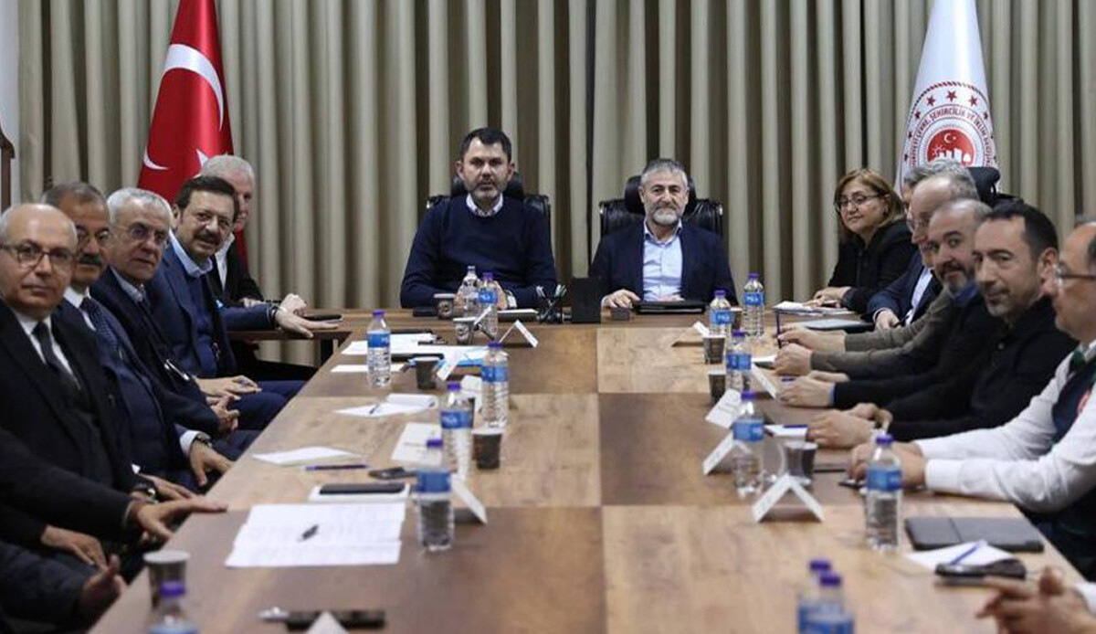 Bakan Murat Kurum iş dünyasının temsilcileri ve müteahhitlerle bir araya geldi