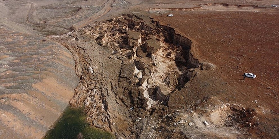 Deprem sonrası ürküten görüntü: Genişliği 50, uzunluğu 150 metreyi buldu