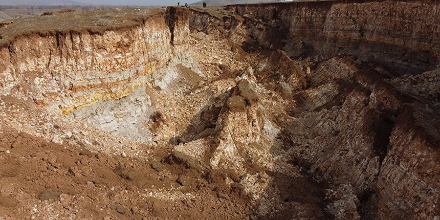 Deprem sonrası ürküten görüntü: Genişliği 50, uzunluğu 150 metreyi buldu