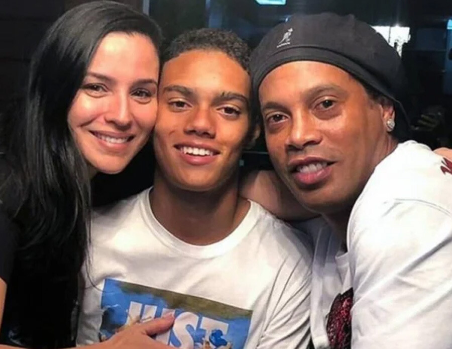 Ronaldinho'nun futbolcu oğlu Joao Mendes dünya devine transfer oldu Ronaldinho'nun futbolcu oğlu Joao Mendes dünya devine transfer oldu