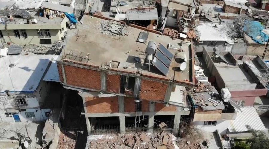 Deprem sonrası ilginç manzara: Üçüncü kat yıkıldı, dördüncü kat yerinde döndü Deprem sonrası ilginç manzara: Üçüncü kat yıkıldı, dördüncü kat yerinde döndü