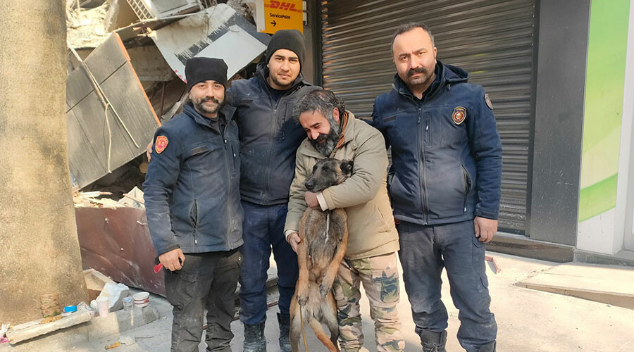 Çakıl’la duygulandıran buluşma: Enkazdan çıktı, korkusunu unutup kurtarma köpeğine sarıldı Çakıl’la duygulandıran buluşma: Enkazdan çıktı, korkusunu unutup kurtarma köpeğine sarıldı