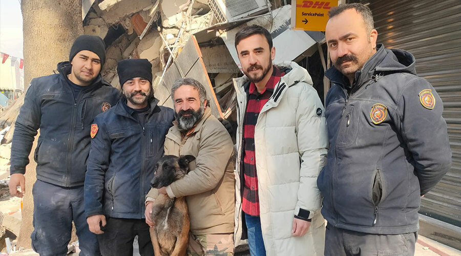 Çakıl’la duygulandıran buluşma: Enkazdan çıktı, korkusunu unutup kurtarma köpeğine sarıldı Çakıl’la duygulandıran buluşma: Enkazdan çıktı, korkusunu unutup kurtarma köpeğine sarıldı