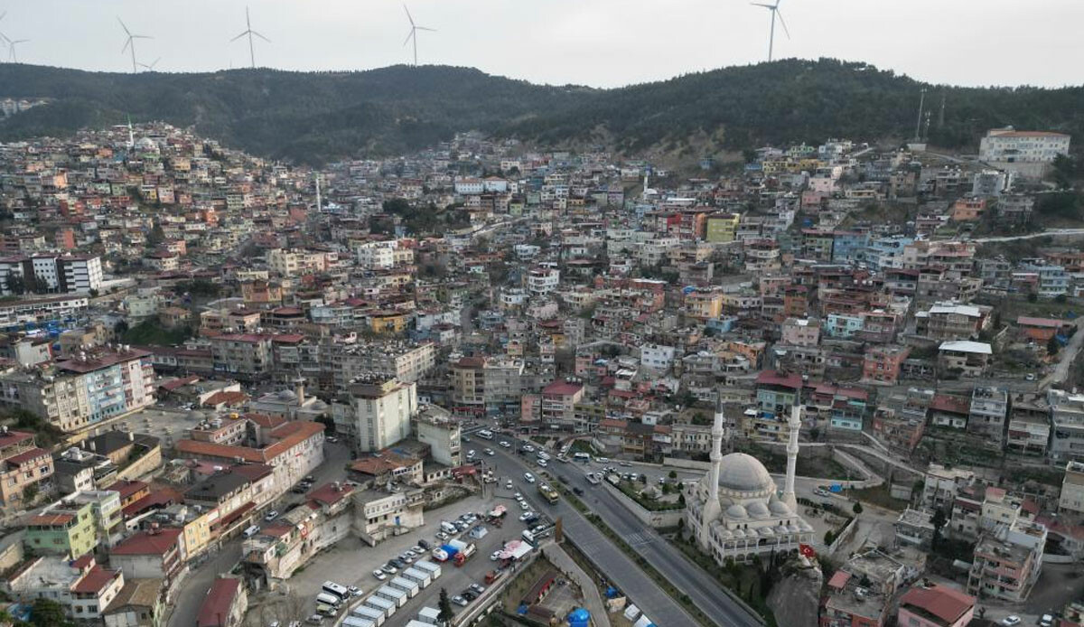 Depremzedelerin ilk durağı oldu… Hatay yıkıldı, o ilçede çivi bile oynamadı!