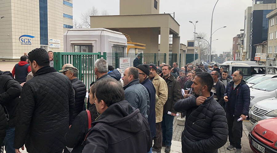 Yurdun dört bir yanında aynı manzara! EYT'lilerin beklediği düzenleme yürürlüğe girdi, vatandaşlar SGK’ya akın etti Yurdun dört bir yanında aynı manzara! EYT'lilerin beklediği düzenleme yürürlüğe girdi, vatandaşlar SGK’ya akın etti