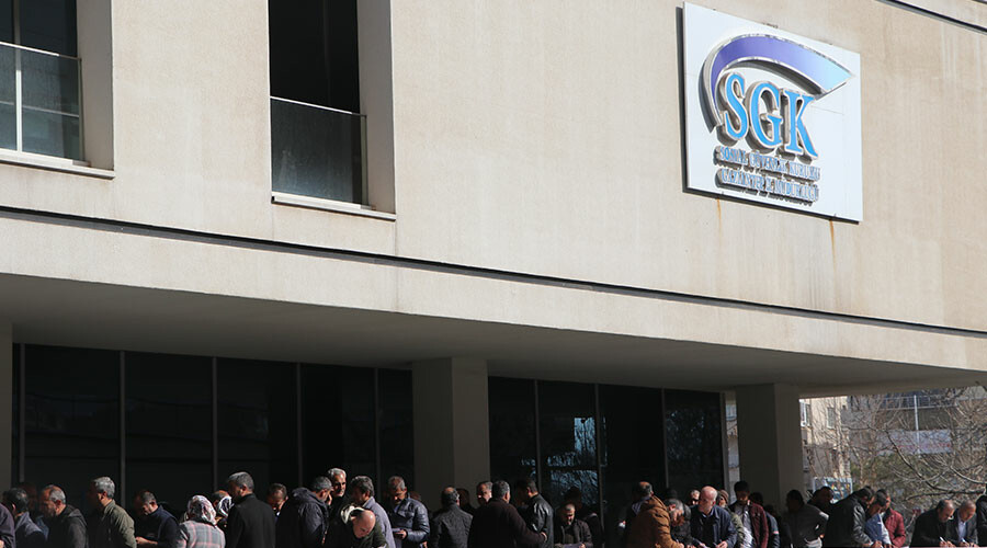 Yurdun dört bir yanında aynı manzara! EYT'lilerin beklediği düzenleme yürürlüğe girdi, vatandaşlar SGK’ya akın etti Yurdun dört bir yanında aynı manzara! EYT'lilerin beklediği düzenleme yürürlüğe girdi, vatandaşlar SGK’ya akın etti