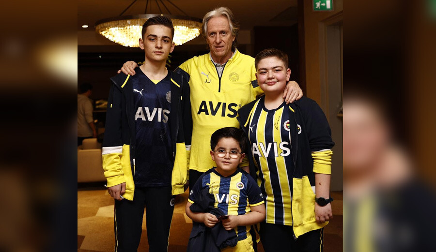 Enkazdan Fenerbahçe formasıyla çıkartılan Kamilcan, Sarı-Lacivertli futbolcularla buluştu