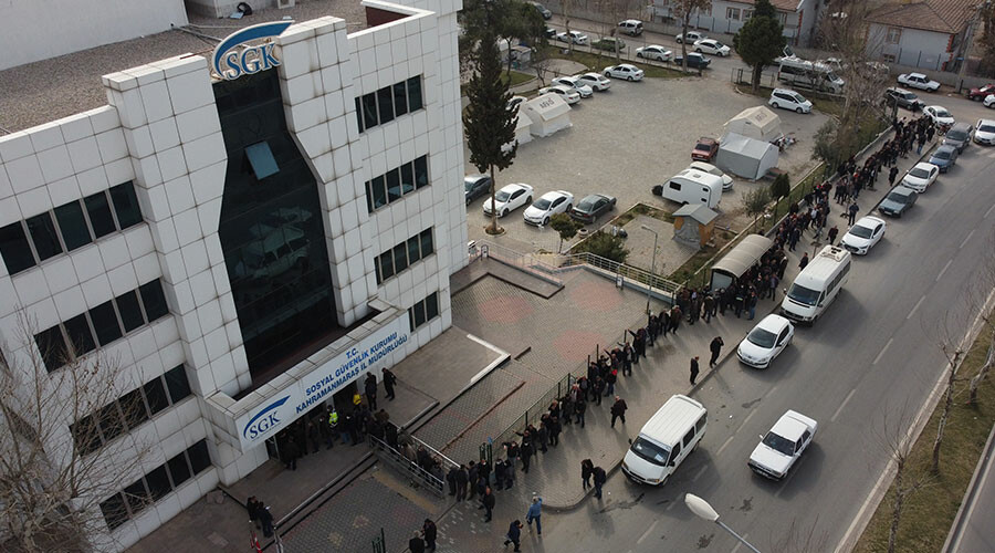 Yurdun dört bir yanında aynı manzara! EYT'lilerin beklediği düzenleme yürürlüğe girdi, vatandaşlar SGK’ya akın etti Yurdun dört bir yanında aynı manzara! EYT'lilerin beklediği düzenleme yürürlüğe girdi, vatandaşlar SGK’ya akın etti