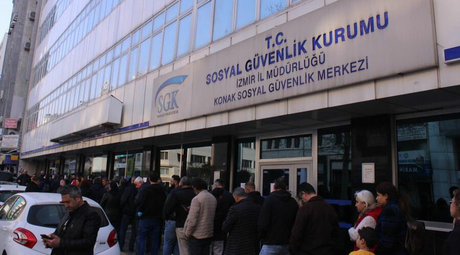 Yurdun dört bir yanında aynı manzara! EYT'lilerin beklediği düzenleme yürürlüğe girdi, vatandaşlar SGK’ya akın etti Yurdun dört bir yanında aynı manzara! EYT'lilerin beklediği düzenleme yürürlüğe girdi, vatandaşlar SGK’ya akın etti
