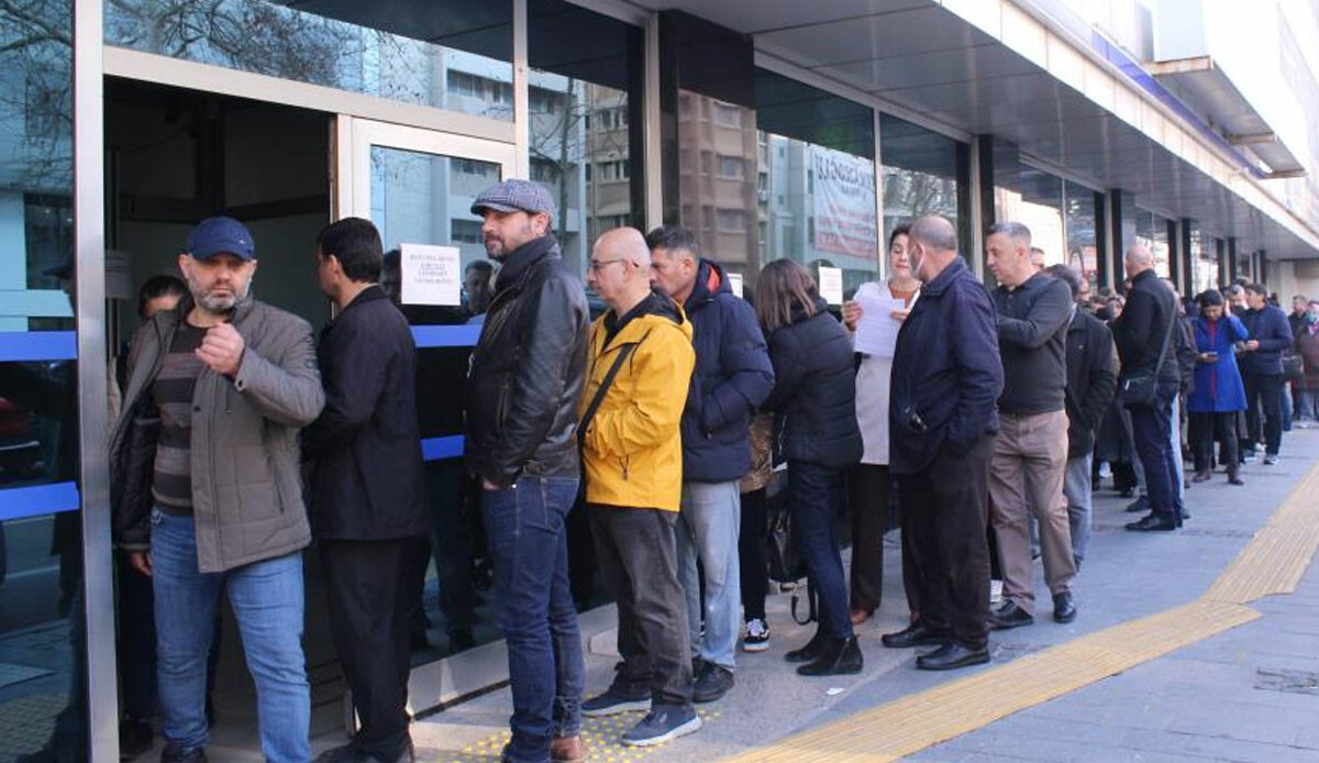 Yurdun dört bir yanında aynı manzara! EYT&#039;lilerin beklediği düzenleme yürürlüğe girdi, vatandaşlar SGK’ya akın etti