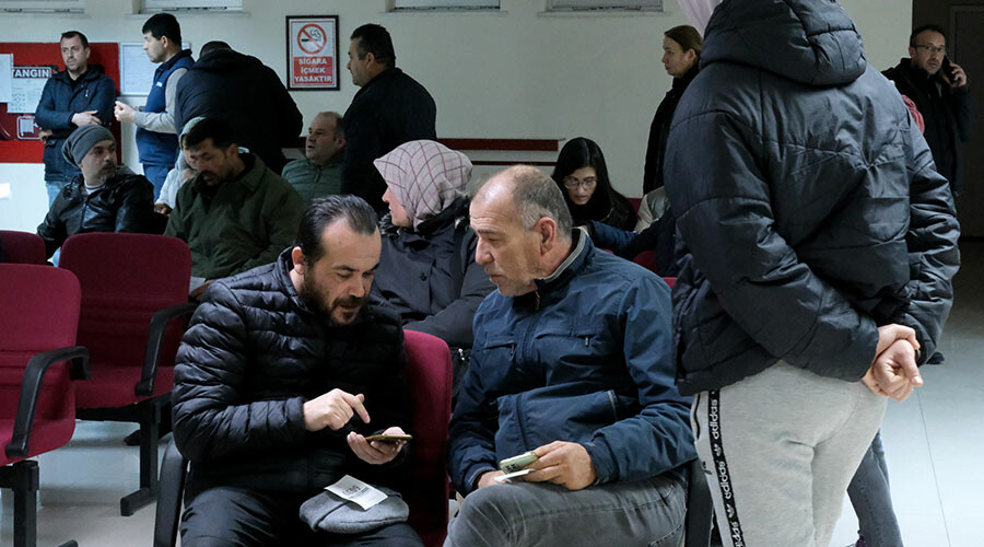 Yurdun dört bir yanında aynı manzara! EYT'lilerin beklediği düzenleme yürürlüğe girdi, vatandaşlar SGK’ya akın etti Yurdun dört bir yanında aynı manzara! EYT'lilerin beklediği düzenleme yürürlüğe girdi, vatandaşlar SGK’ya akın etti