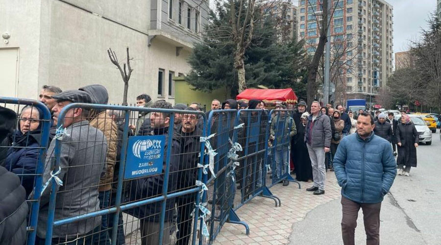Yurdun dört bir yanında aynı manzara! EYT'lilerin beklediği düzenleme yürürlüğe girdi, vatandaşlar SGK’ya akın etti Yurdun dört bir yanında aynı manzara! EYT'lilerin beklediği düzenleme yürürlüğe girdi, vatandaşlar SGK’ya akın etti
