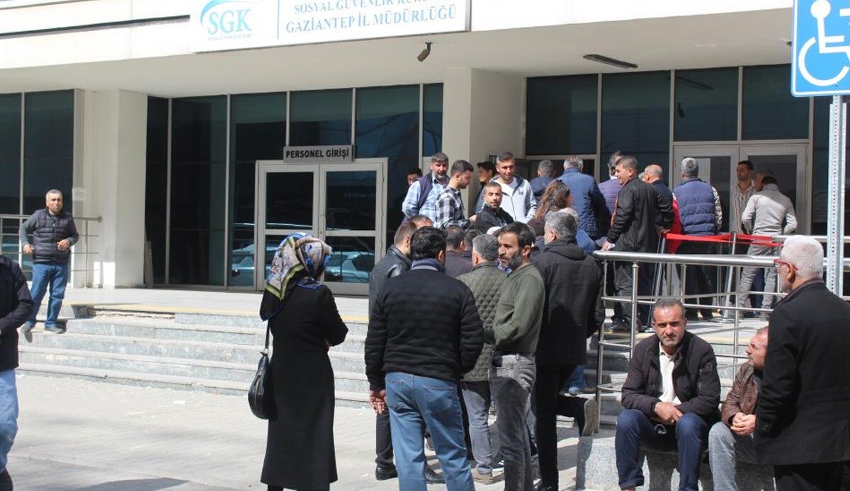 SGK'dan 'acele etmeyin' çağrısı: EYT işlemleriyle ilgili dikkat çeken uyarı SGK'dan 'acele etmeyin' çağrısı: EYT işlemleriyle ilgili dikkat çeken uyarı