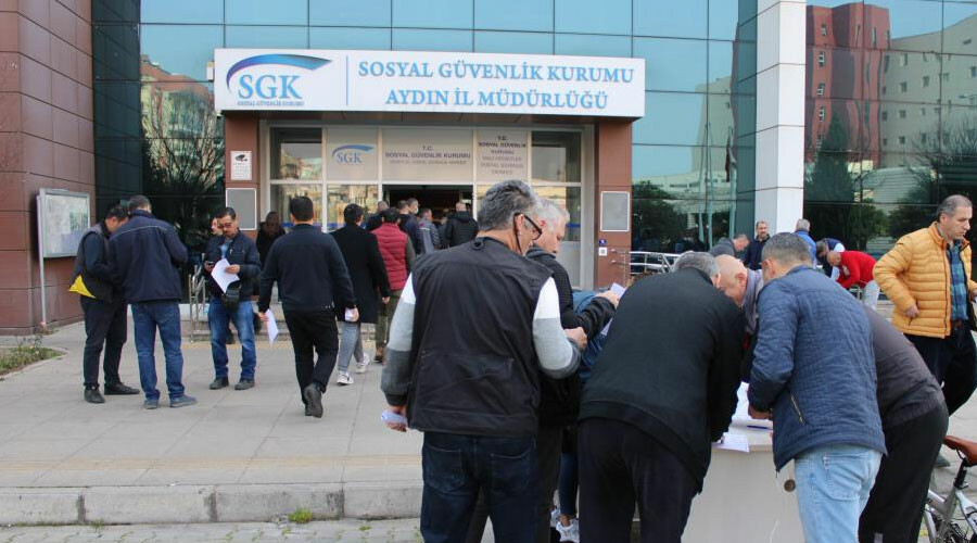 Yurdun dört bir yanında aynı manzara! EYT'lilerin beklediği düzenleme yürürlüğe girdi, vatandaşlar SGK’ya akın etti Yurdun dört bir yanında aynı manzara! EYT'lilerin beklediği düzenleme yürürlüğe girdi, vatandaşlar SGK’ya akın etti