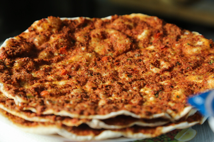 Evde lahmacun tarifi için kolları sıvayın! Lezzeti damak çatlatıyor, taş fırından çıkmış gibi çıtır çıtır oluyor