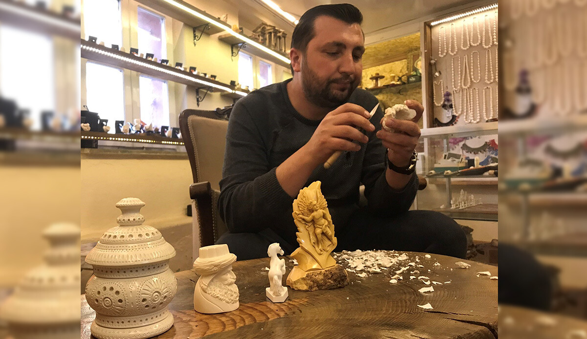 Çareyi taş yutmakta buldu… Görenleri hayrete düşüren olay: Tam 17 yıldır lületaşını hem işliyor hem de yiyor