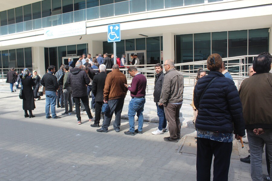 EYT başvuruları başladı, SGK’da ilk gün kuyruk oluştu EYT başvuruları başladı, SGK’da ilk gün kuyruk oluştu