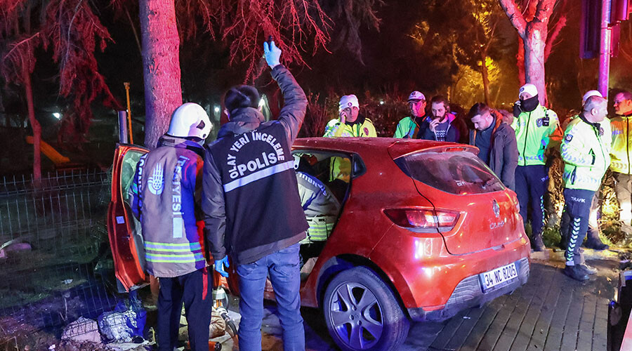 Bakırköy’de feci kaza! Kontrolden çıkan otomobil hurdaya döndü: Ölü ve yaralılar var