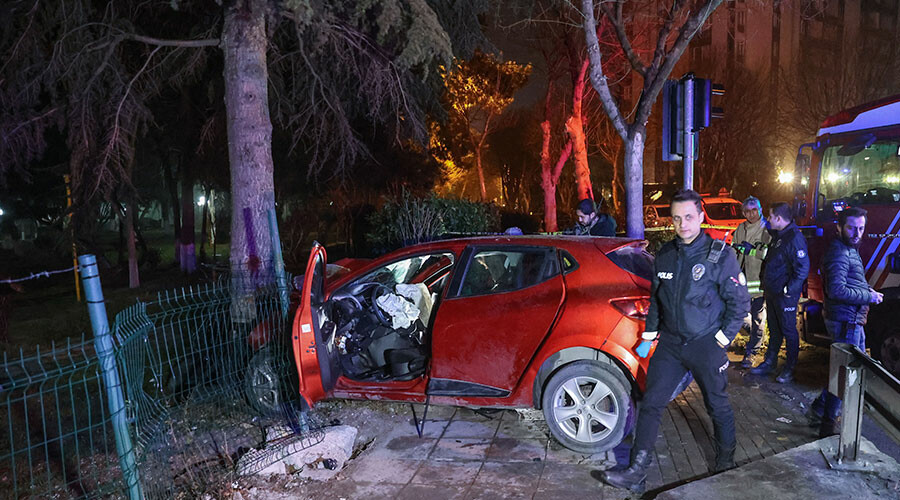 Bakırköy’de feci kaza! Kontrolden çıkan otomobil hurdaya döndü: Ölü ve yaralılar var