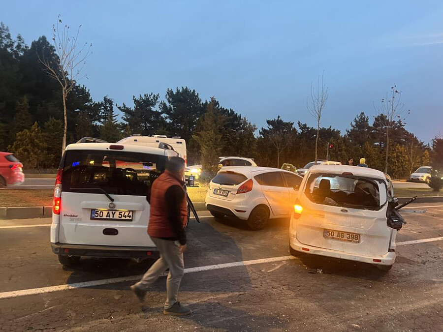 Nevşehir'de freni patlayan kamyon 6 aracı biçti, çok sayıda yaralı var