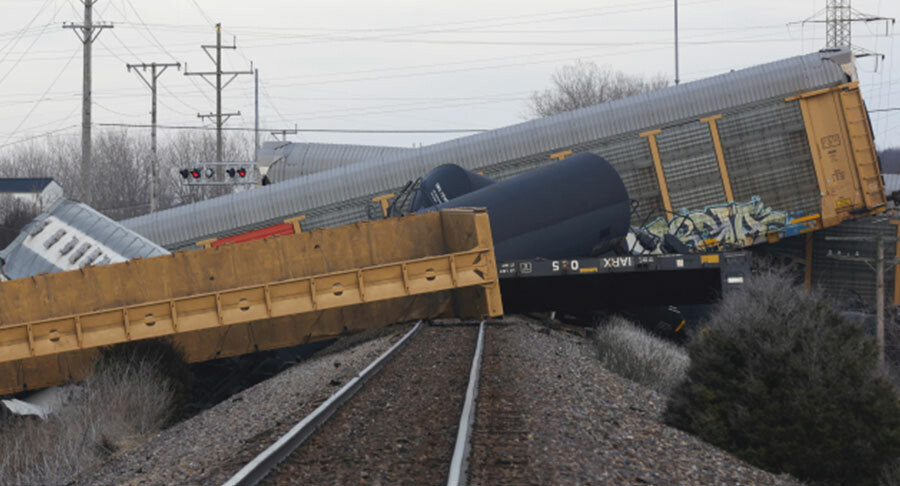 ABD'de yük treni raydan çıktı
